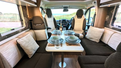 Bateau semi-intégré Swift 6 couchages de 2018