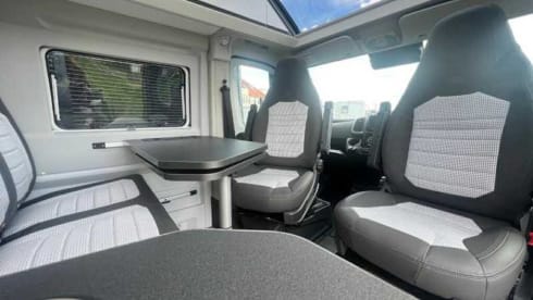 Rambling Retreat – Adria Mobil-Bus mit 2 Schlafplätzen ab 2024