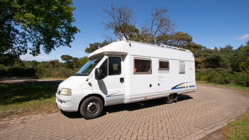 Paleisje99 – Camping-car Bürstner (2004) complet et puissant, avec 4 ceintures de sécurité et 3 couchettes.