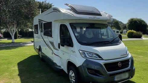 VIP 6 berth & 6 seatbelts – WiFi ✅ 2 TV's ✅ Pets ✅ Bikes ✅ Awning ✅ EU Travel ✅