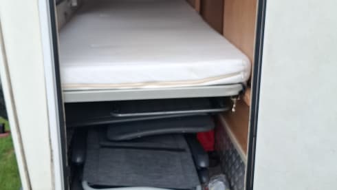 JoEliday – Spacious family camper with oven and air conditioning
