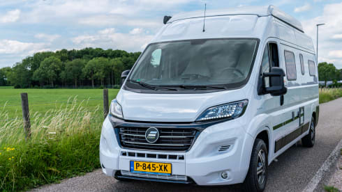 Luxe Hymer buscamper met lengte bedden