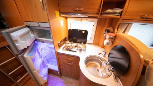 ZOMERVAKANTIE! 5/6 pers. Ford Rimor Superbrig – solar panels, cruise control, air conditioning and lots of space. beds 220cm length