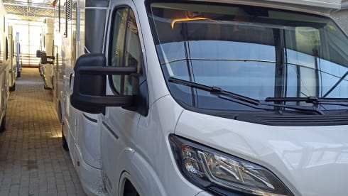 Sasha – New McLouis 4/5 people, semi-integrated 2023