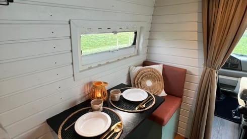 DiDi – Hip self-sufficient 2p VW Bus camper
