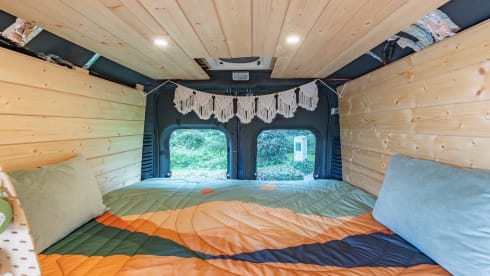 Ollie – Comfortable, attractive 2 person bus camper