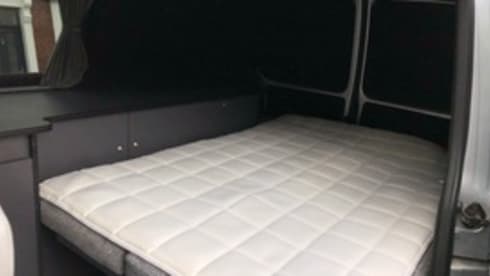 Joshua – 2 berth Volkswagen bus from 2006