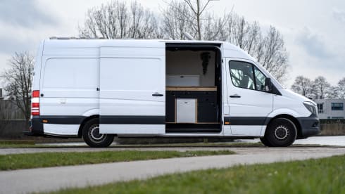 Benzie – Off grid luxury 2p Mercedes-Benz camper bus