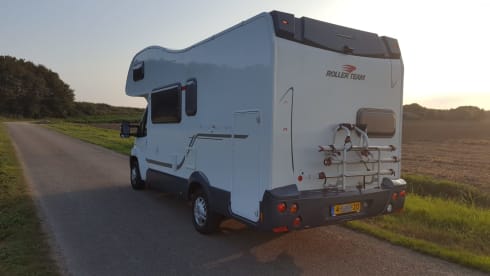 Luxurious spacious 6 person family camper with air conditioning (2x), garage and inventory.