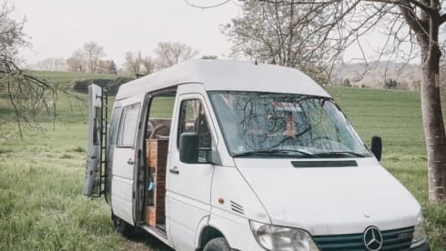 Sprinti – Large Sprinter with a chic wooden interior and skylight