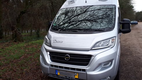 Bus camper with 2 length beds. Automatic 150 hp.