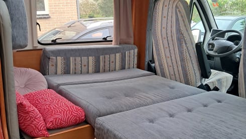Accogliente camper per 4 persone, completamente attrezzato e dotato di tutti i comfort. 