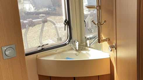 Bertie – compact Knaus motorhome, sleeps 4