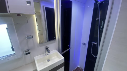 Zeer mooie camper half integraal 5 slaapplaatsen 4 zitplaatsen  – 5p Challenger semi-integrated from 2017