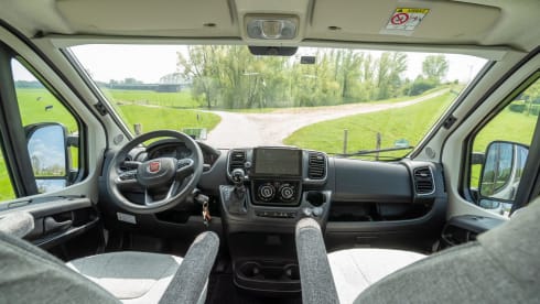 Easy Rider XL Knaus – Super luxurious new spacious bus camper, for tall people, automatic