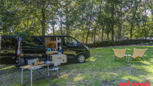Ford Campervan met groot bed & uitschuifbare keuken 