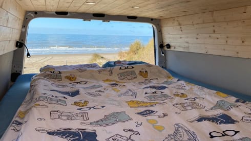 Cochonnette – Stealth & basic camper bus with XL bed