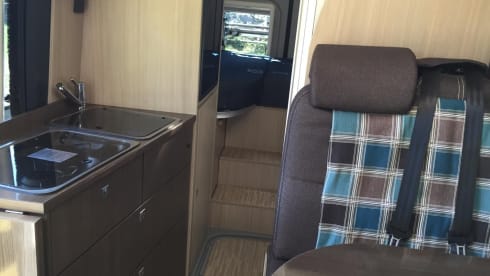 Black Beauty – 2p Citroën Pössl camper van from 2015