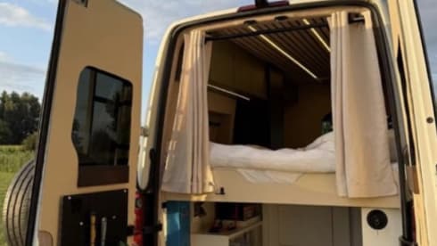 2p Volkswagen campervan uit 2013