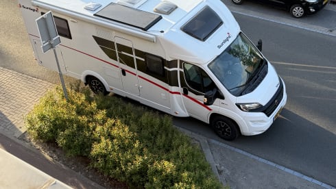 4 person Sunlight semi-integrated from 2019 AS NEW with air conditioning