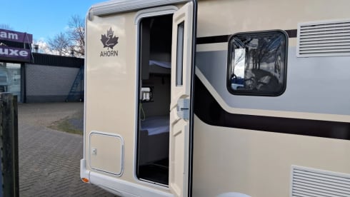 C28 – Zeer luxe 6 pers. Ahorn ,stapelbed, 2x Airco