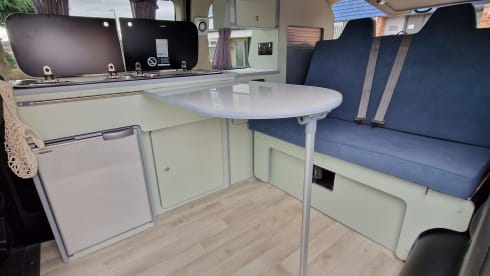 El – 2/3 berth Nissan Elgrand campervan with pop up roof