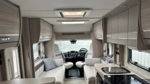 Sunset Bloom – Peugeot Alkoven mit 6 Schlafplätzen, Baujahr 2026