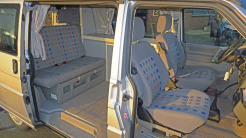 The last real Bulli – 4 person Volkswagen T4 California with lifting roof