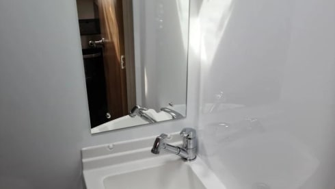 Ash – Luxury 6 Berth Motor home Perfect for Family Escapes
