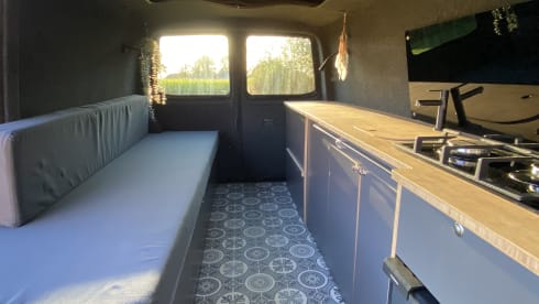 Het gele geluk 💛 – VW T5 yellow bus with modern interior