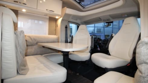 Nexxio 700 queensbed  – Bürstner a 2 posti semi-integrato dal 2016