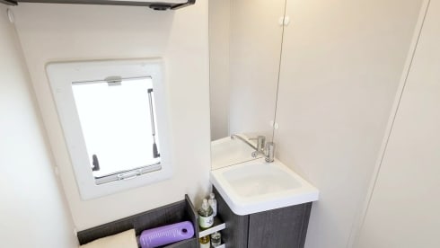 Bavarian Camper 9 – Teilintegrierter mit Innentür für 2 getrennte Räume