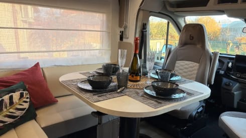 White pearl – 5p Ford semi-integrated uit 2026