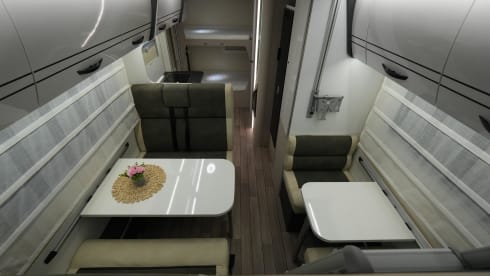  Ford Glamys 322 (Model 2025) for 6 persons