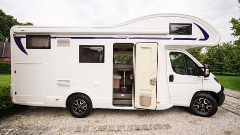 Kampeerwagen met 6 ruime slaapplaatsen