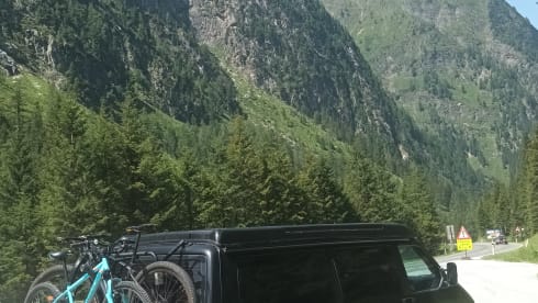 4p Volkswagen campervan with lifting roof tent