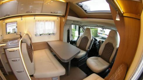 Jelle  – 4pers burstner semi-integrated with queen bed