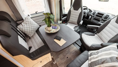 Sunlight T68 Adventure (4 people / 2x ISOFIX)