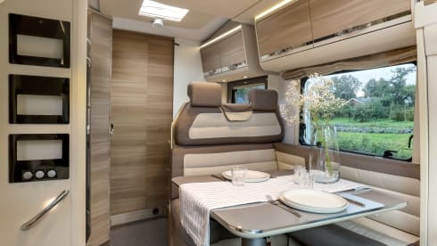 Luxe ruime Adria camper  – Luxurious Spacious Adria camper 