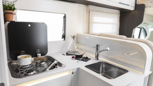 Roller Team Granduca 284 M – luxury alcove mobile home (Automatic!)