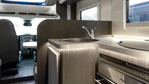 UWO – Fixed Double Bed 4 Berth Motorhome | Couples & Family | Automatic 