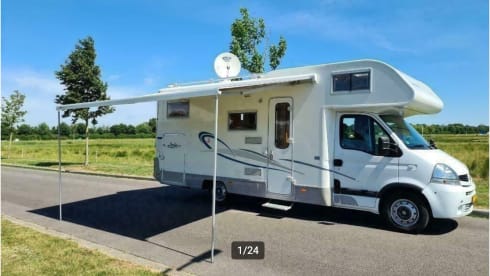 Spacious and complete 5-person family camper
