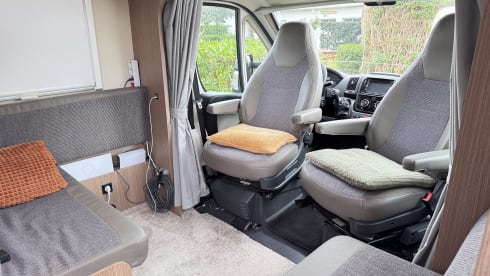 Camper FIER – Spacious 2/3 person Camper (Carado T447) from 2018 with standing height 2.08m