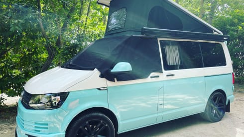 Dub Di – Adventure in Style – Two-Tone T6 VW Campervan, 2018 (Sleeps 4)