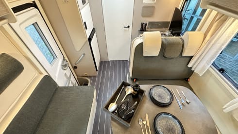 XGO King 3 – Brand new, luxurious 4-person Alcove camper