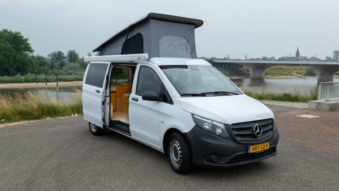 Zonnegeel – 3 person Mercedes-Benz bus from 2017