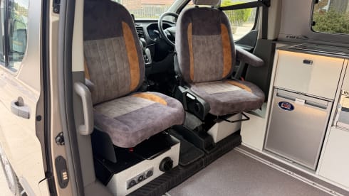 Blondie – 4 berth Ford campervan from 2022