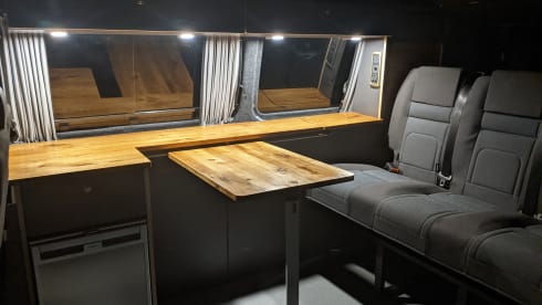 Black Beauty – 4 berth 4WD Automatic VW Transporter