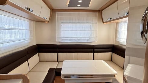 Compact luxury 4 pers. camper 2021 with lots of living space. Euro6 / 140hp 