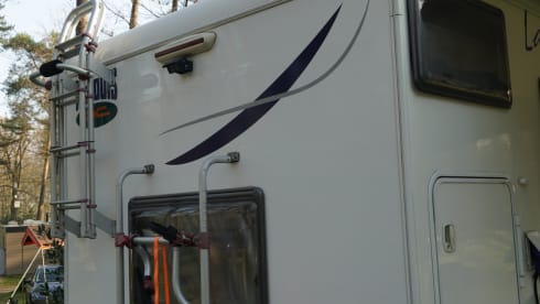 McLouis – Neat 6 person McLouis alcove camper with bunk bed